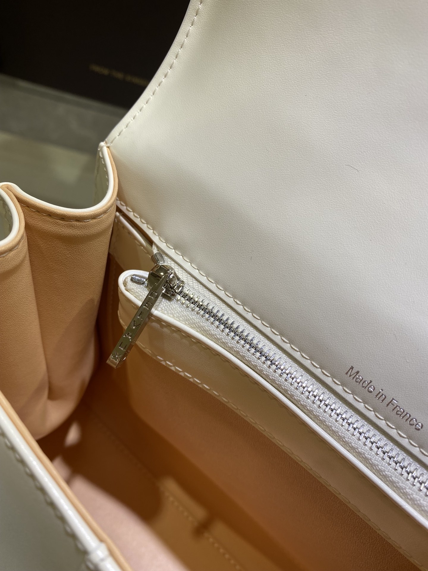 델보 브리앙 PM 박스백 화이트